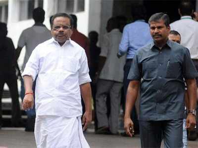 AIADMK: 11 எம்.எல்.ஏக்கள் தகுதிநீக்க விவகாரம்; சாட்டையை சுழற்றும் சபாநாயகர்!