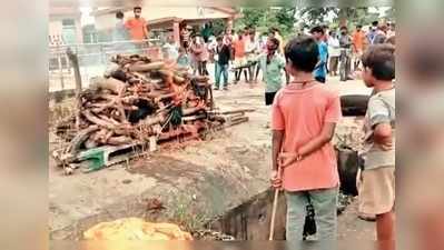 দ্বিগুণেরও বেশি বাড়ল শ্মশানের চার্জ, খোলা রাস্তায় চিতায় জ্বলল দেহ