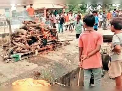 দ্বিগুণেরও বেশি বাড়ল শ্মশানের চার্জ, খোলা রাস্তায় চিতায় জ্বলল দেহ