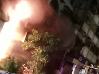 मुंबईत फोर्ट भागातील एक इमारतीला आग, एक जण गंभीर जखमी