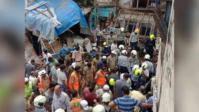 building collapse : महाडपाठोपाठ मुंबईतही इमारतीचा भाग कोसळला; ढिगाऱ्याखाली चौघे अडकले