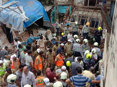 building collapse : महाडपाठोपाठ मुंबईतही इमारतीचा भाग कोसळला; ढिगाऱ्याखाली चौघे अडकले