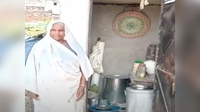 बारबंकी: कभी तिरपाल तो कभी आसमान बन जाता है छत, शौचालय में खाना बना रहीं बुजुर्ग महिला