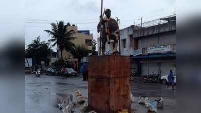 ಪೀರನವಾಡಿಯಲ್ಲಿ ರಾಯಣ್ಣ ಪ್ರತಿಮೆ ವಿವಾದ, ಗುಂಪು ಚದುರಿಸಲು ಪೊಲೀಸರಿಂದ ಲಾಠಿ ಚಾರ್ಜ್‌