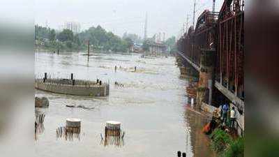 Delhi Yamuna Flood: दिल्ली के निचले इलाकों पर मंडराया खतरा, वॉर्निंग प्वाइंट के नजदीक बह रही यमुना