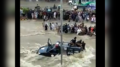 भारी बारिश से डूब गया पाकिस्‍तान, राजनीति करते रह गए प्रधानमंत्री इमरान खान