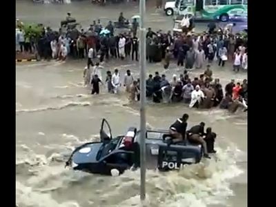 भारी बारिश से डूब गया पाकिस्‍तान, राजनीति करते रह गए प्रधानमंत्री इमरान खान
