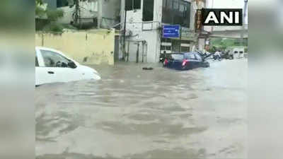 Rain in Delhi: दिल्ली में जोरदार बारिश से सड़कों पर भरा पानी, डूब गई कई गाड़ियां, देखें VIDEO