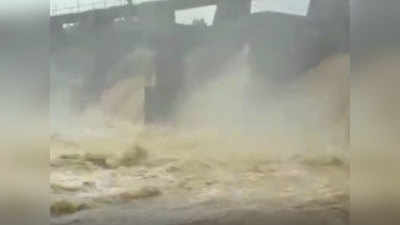 Jharkhand Flood Update: भारी बारिश से टापू में बदल गए कई इलाके, सैकड़ों एकड़ में लगी फसल पानी में डूबी