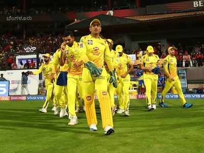 IPL 2020: বড় ধাক্কা ধোনি শিবিরে, করোনা আক্রান্ত CSK-র ১ পেসার-সহ ১২ স্টাফ