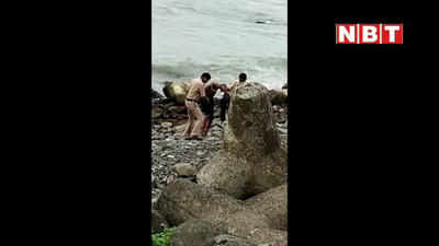 समुंदर में डूब रहे बुजुर्ग को मुंबई पुलिस ने बचाया