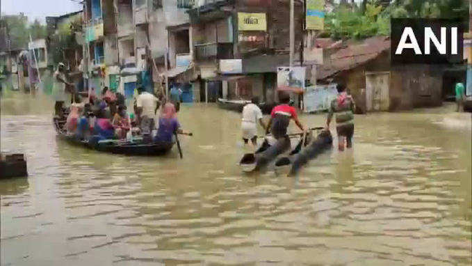 मेदिनीपुर जिले में बाढ़, घरों में घुसा पानी, नाव का सहारा ले रहे लोग