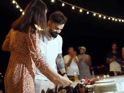 विराट और अनुष्का ने केक काटकर यूएई में मनाया जश्न, गले लगाया और फिर किया किस, वीडियो वायरल