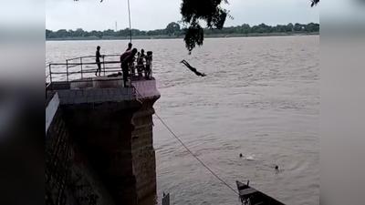 Mirzapur news: गंगा नदी में जानलेवा स्टंट कर रहे हैं बच्चे, हो सकता है बड़ा हादसा