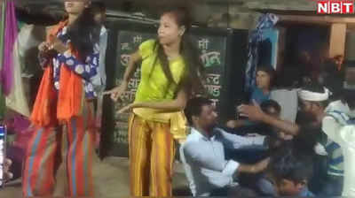 Chhapra News: लॉकडाउन में सजी महफिल, बार-बालाओं ने लगाए ठुमके, Video वायरल
