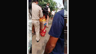 Kannauj News: चालान काटने पर महिला ने दारोगा से हाथापाई कर वर्दी फाड़ी, मोबाइल छीना