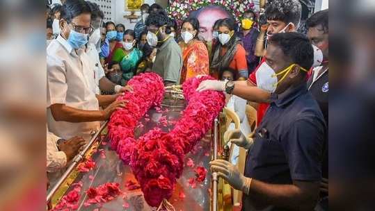 அகஸ்தீஸ்வரம்: எம்பி வசந்தகுமார் உடல் நல்லடக்கம், முழு ஊரடங்கு கவலையின்றி மக்கள் கூட்டம்!