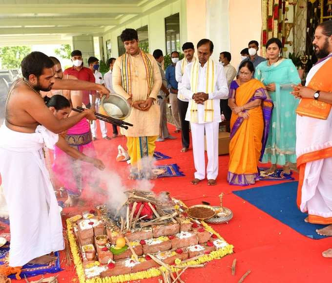 సీఎం కేసీఆర్ ఇంట్లో మహాగణపతి హోమం