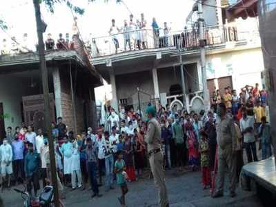 Agra News: घर के अंदर जलकर मरे परिवार के 3 सदस्य, पुलिस अधिकारी मौके पर