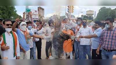 बिजली दरों को विरोध करने गए बीजेपी कार्यकर्ताओं ने सोशल डिस्टेसिंग की उड़ाई धज्जियां