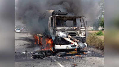 ट्रक से टकराई बाइक, लग गई भीषण आग, दमकल टीम ने मशक्कत के बाद पाया काबू