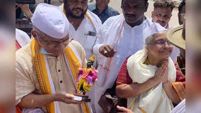 prakash ambedkar : प्रकाश आंबेडकर हिंदुत्वाकडे?; शिवसेनेने केले हे भाष्य