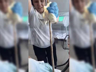 रूस: सो रही थी महिला, मुंह में जा बैठा एक मीटर लंबा सांप, निकालने वाले डॉक्टरों के भी उड़े होश