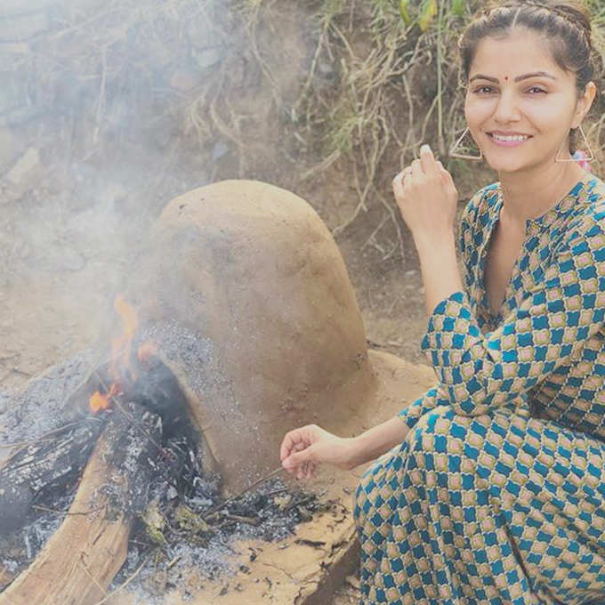 चूल्हे पर खाना पकातीं रुबीना