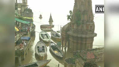 वाराणसी में गंगा का विकराल रूपः घाट और मंदिर डूबे, गलियों में दाह संस्कार तो छतों से हो रहे तर्पण