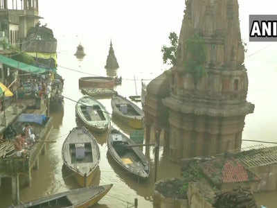 वाराणसी में गंगा का विकराल रूपः घाट और मंदिर डूबे, गलियों में दाह संस्कार तो छतों से हो रहे तर्पण