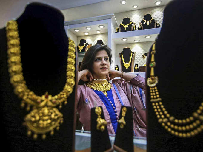 कमजोर वैश्विक संकेतों से दिल्ली सर्राफा बाजार में 774 रुपये गिरा था सोना