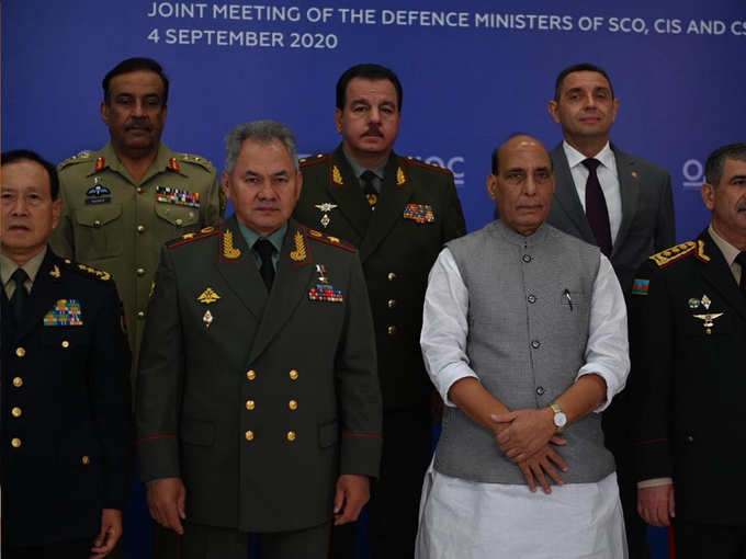 SCO की बैठक में शामिल हुए चीन (एकदम बायें) और भारत के रक्षा मंत्री