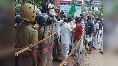 പാര്‍ട്ടി ഓഫീസുകള്‍ ആക്രമിച്ചവര്‍ക്ക് ജാമ്യം; പോലീസ് സ്‌റ്റേഷന്‍ മാര്‍ച്ച് നടത്തി യൂത്ത് ലീഗ്‌