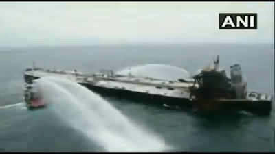 श्रीलंकाई तेल टैंकर जहाज में लगी आग बुझाने के बाद हवाई सर्वे, निरीक्षण 