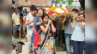 देवरियाः बेटियों ने तोड़ी रूढ़ियां, पिता की अर्थी को दिया कंधा, कराया अंतिम संस्कार