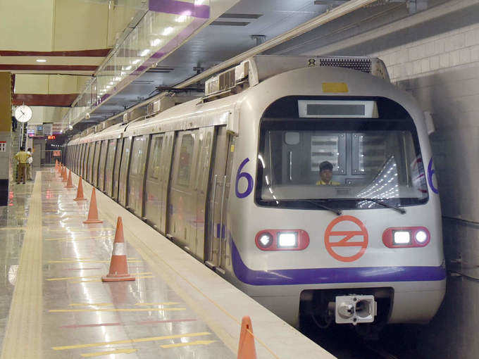 Delhi Metro: मेट्रो में सफर के दौरान