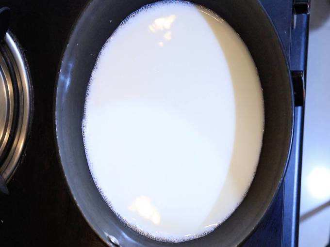 अर्धा लीटर दूध आणि केशर घालून मिश्रण २ मिनिटे चांगले उकळून घ्यावे.
