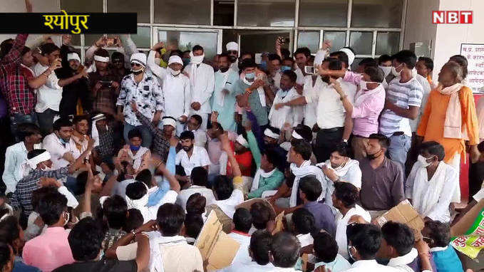 Sheopur: कांग्रेस विधायक ने कपड़े उतार किया शीर्षासन, मुआवजे को लेकर भड़के किसान
