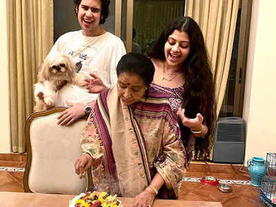 Asha Bhosle Birthday: आशा भोसले ने आधी रात को काटा केक, पोती ने दी फेवरिट फूड की ट्रीट