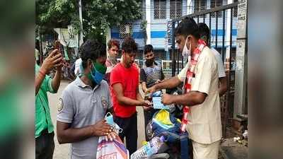 বিনামূল্যে গরিবদের মাস্ক-স্যানিটাইজার-সাবান বিলি, গুরুদায়িত্বে খুশি পুলিশকর্মী বাপন দাস