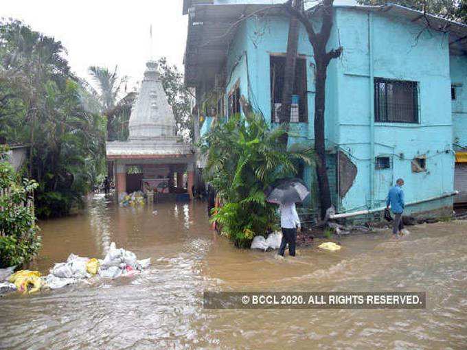 വീടുകളിലും വെള്ളം കയറി