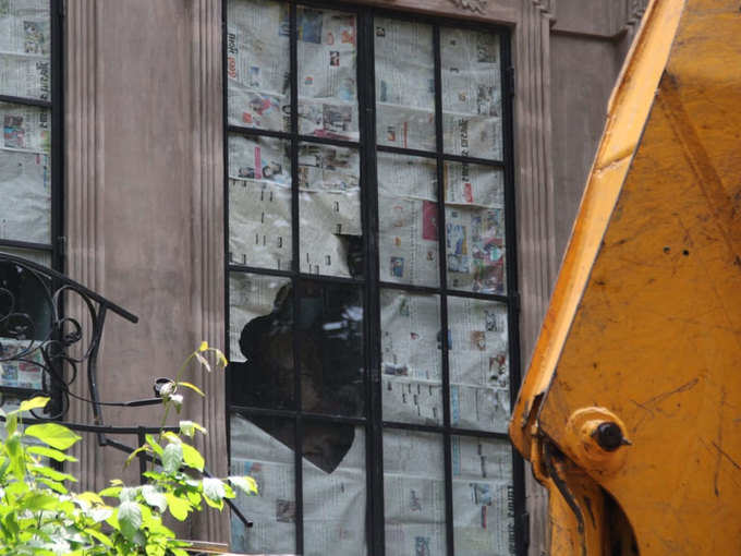 बाहर से जेसीबी से तोड़ा गया कंगने के ऑफिस की खिड़कियों का कांच