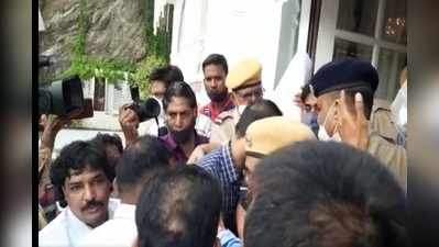 Ajmer news : अजय माकन अजमेर पहुंचे, तो कांग्रेस नेताओं ने ना सिर्फ सोशल डिस्टेंसिंग की धज्जियां उड़ाई, अधिकारियों से भी भिड़े