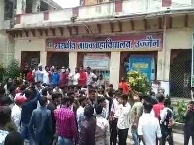 Ujjain: माधव नगर कॉलेज को किया जा रहा है शिफ्ट, NSUI ने किया बवाल, कुर्सियां तोड़ीं