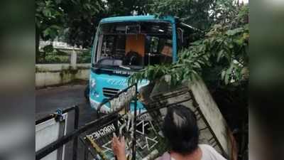 ആലുവയിൽ നിയന്ത്രണം വിട്ട സ്വകാര്യ ബസ് മതിലില്‍ ഇടിച്ച് അപകടം; 8 യാത്രക്കാർക്ക് പരിക്ക്