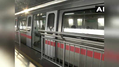 Delhi Metro: रेड, ग्रीन और वायलेट लाइन पर भी मेट्रो सेवाएं शुरू, स्टेशन के बाहर लगी यात्रियों की कतार