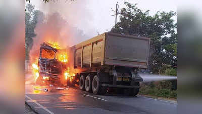 हरदोई: आमने-सामने भिड़ गए दो ट्रक, दोनों में लगी आग