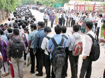 પરીક્ષા પ્રક્રિયા-ભરતી ન થતાં ગુજરાતમાં લાખો ઉમેદવાર ગુમાવી રહ્યા છે લાયકાત