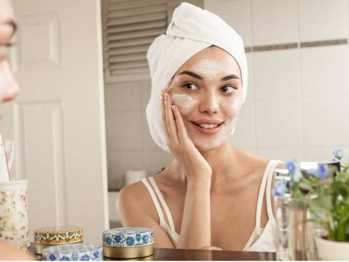 woman-skincare-at-the-bathroom-picture-id1011264316