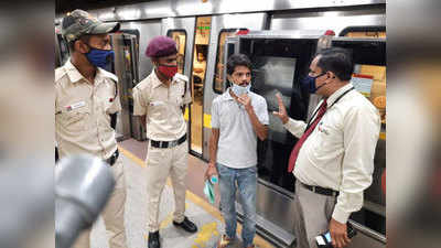 Delhi Metro News : ट्रेन के अंदर कोविड नियमों की धज्जियां उड़ाते पकड़े गए 92 यात्री, दिल्ली मेट्रो ने वसूला जुर्माना